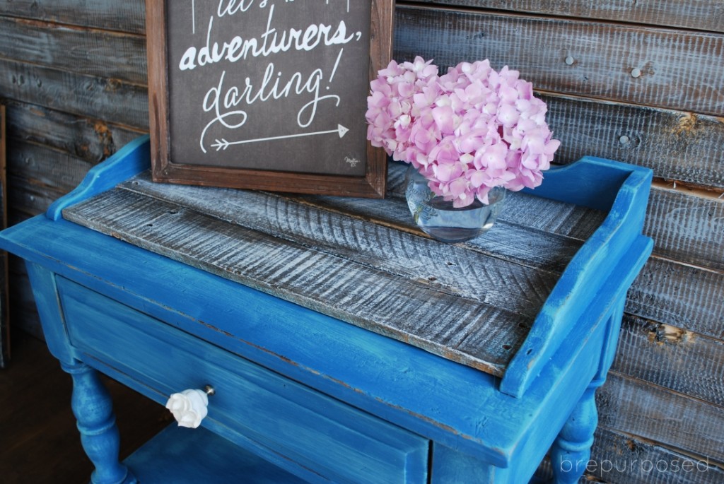 Table Transformation with Custom Blue Annie Sloan Chalk Paint. Great tips for mixing paint and achieving a faux distressed look. The before and after are quite dramatic!