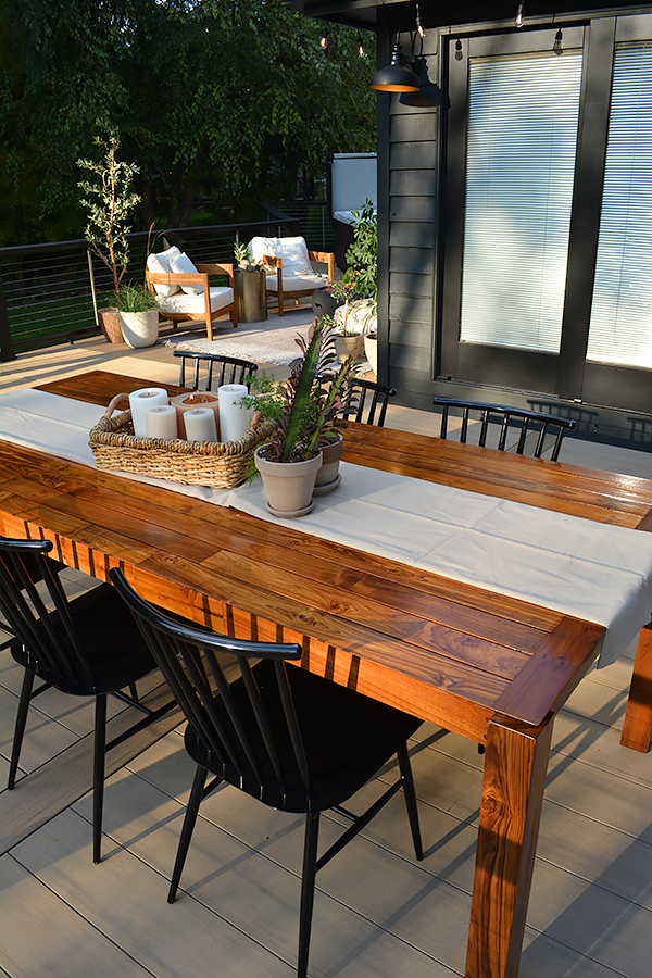Modern Cozy Outdoor Dining Area